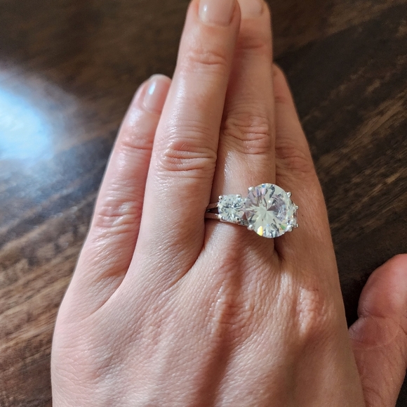 New! 3 Stone Sterling Silver 3 Stone Ring Size 9 Approx 7 Ct Center Stone - Picture 4 of 7